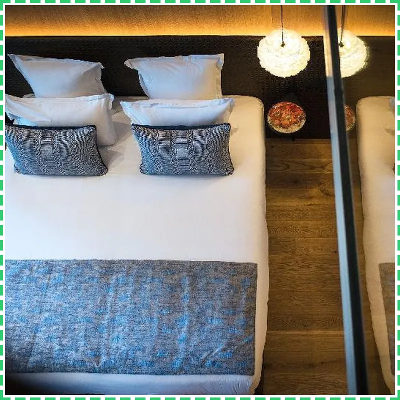 Le Pelican hotel room