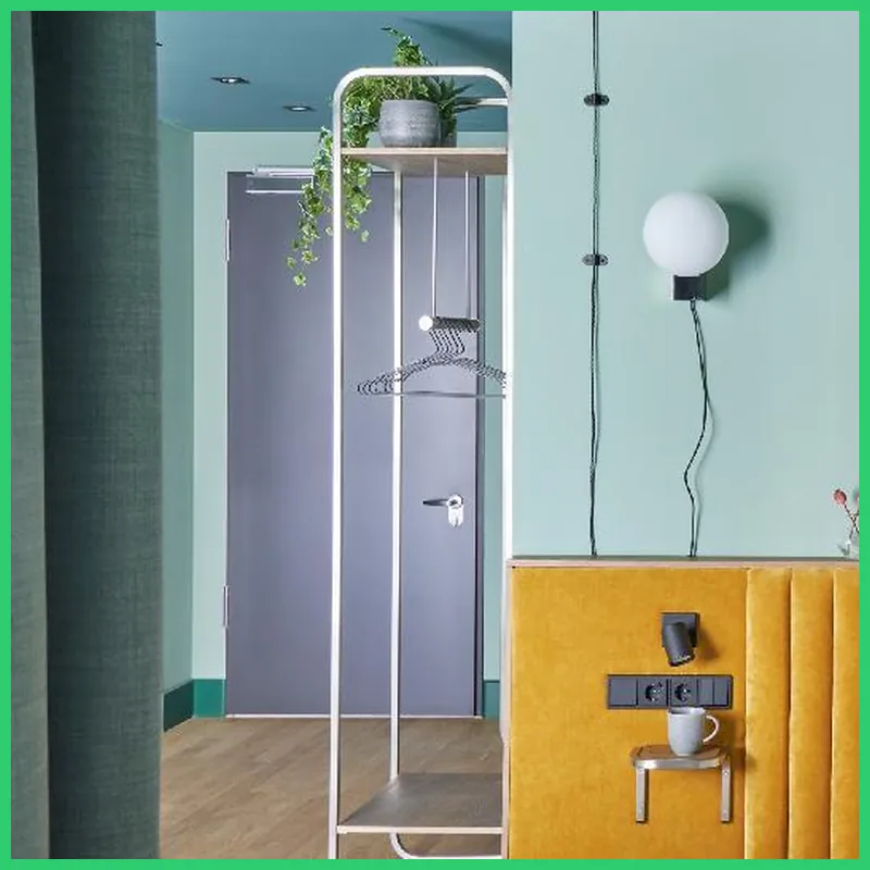 Schwan Locke hotel room