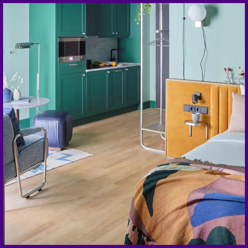 Schwan Locke hotel room